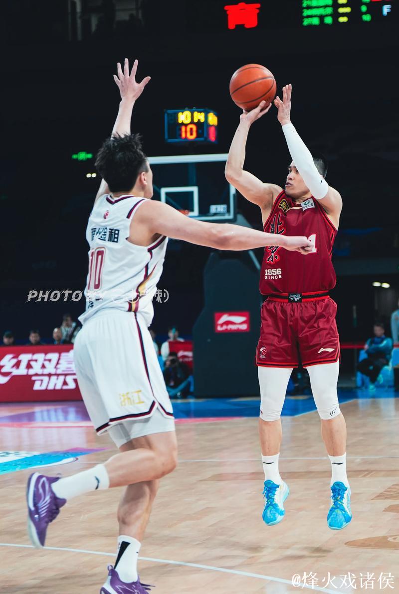 布朗37+7+6陈盈骏23分 广州大胜新疆总分1比2